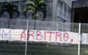 Torcedores de time do Brasileirão ameaçam matar árbitros após confusão com o VAR