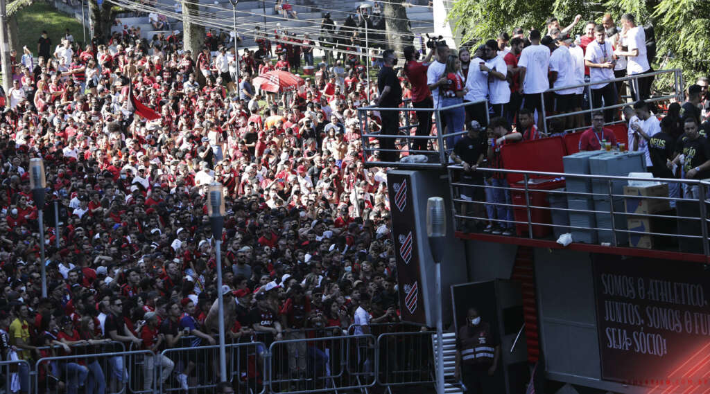 Grande festa! Em cima de trio elétrico, Athletico-PR comemora bi da Sul-Americana no retorno à Curitiba