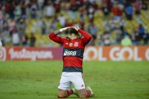 Gabigol marca 100 gols com a camisa do Flamengo e manda beijo para Romário
