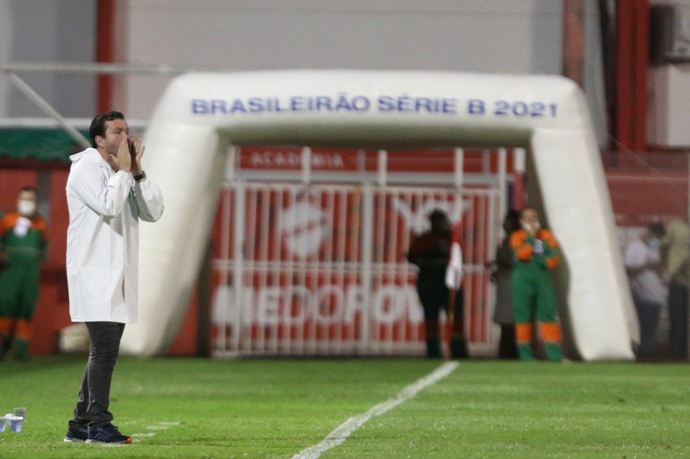 Gerente, técnico e Amoroso disparam contra arbitragem em jogo do Guarani: “Vergonhosa e despreparada”