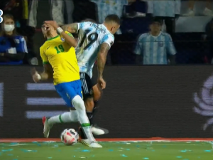 Eliminatórias: Otamendi ironiza cotovelada em Raphinha durante Brasil x Argentina: 'Só bola'