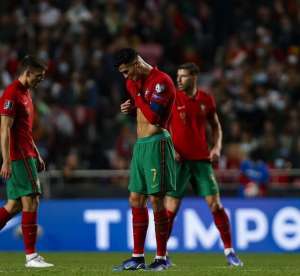 Cristiano Ronaldo rechaça abatimento e crava: 