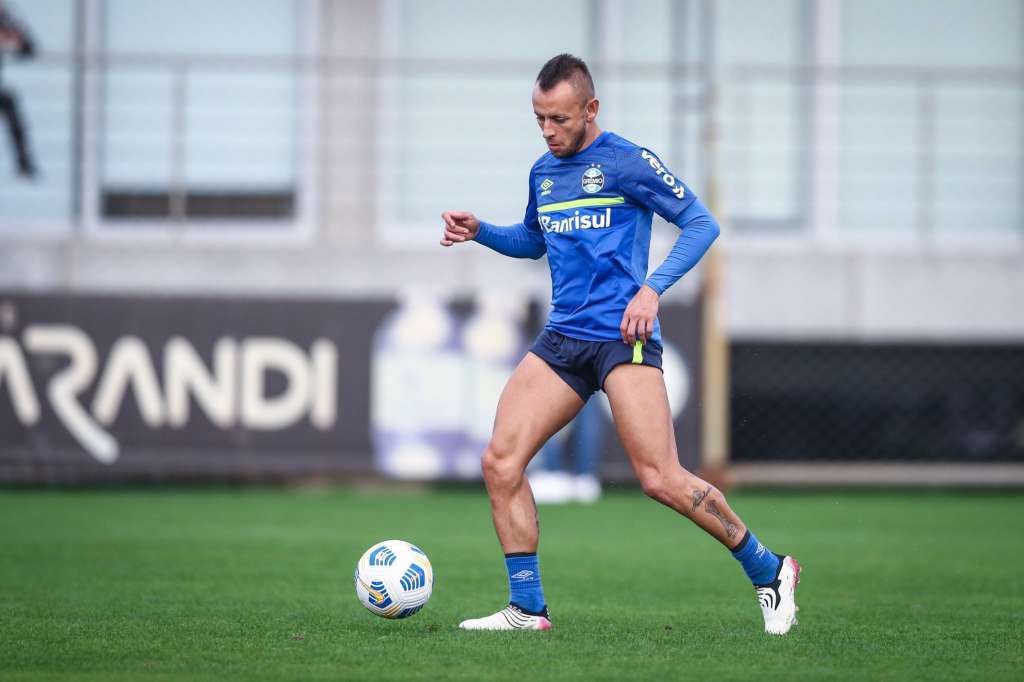 Rafinha é advertido e gandula suspenso após confusão em jogo entre Santos e Grêmio