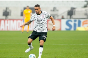 Renato Augusto festeja vitória corintiana e admite que rende mais 'vindo de trás'