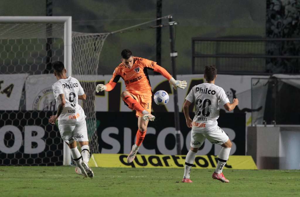 Em confronto direto, Santos tenta embalar e Atlético-GO busca reação em casa