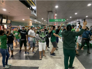 Série C: Manaus embarca para 'jogo da vida' com festa dos torcedores no Aeroporto