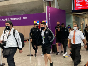 Mesmo após título da Série B, Botafogo tem desembarque tranquilo no RJ e 'guarda' festa para domingo