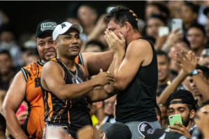 Na galera! Ídolos do Ceará comemoram vitória diante do Corinthians no meio da torcida