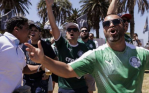 Com rifas e ajuda de amigos, torcedores se viram para ver a final da Libertadores