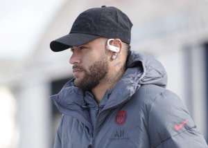 Liga dos Campeões: Técnico rival reclama e diz que árbitro queria autógrafo de Neymar