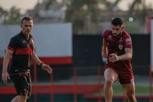 Técnico trabalha versatilidade tática para voltar a vencer no Atlético-GO