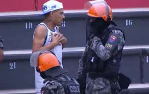 Jogador arremesa caneleira e maqueiro denuncia injúria racial: vitória do Avaí é marcada por polêmicas