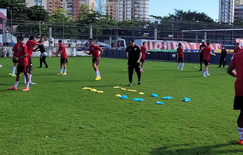 Feliz com meio, Ceni tem dúvida entre 3 zagueiros ou trinca ofensiva no São Paulo