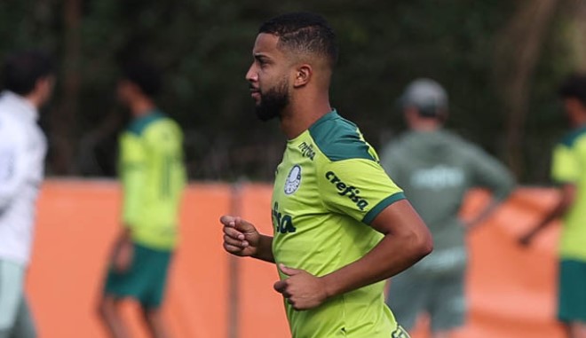 Jorge volta a treinar no campo e Abel Ferreira vai ganhando opções no Palmeiras