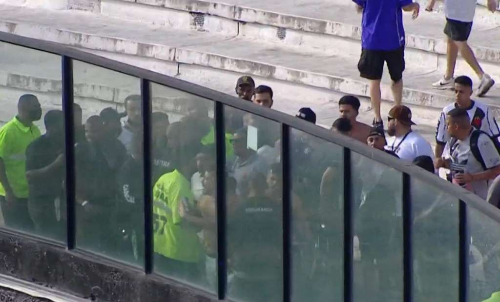 Série B: Furiosa, torcida do Vasco tenta invadir gramado e clima em São Januário é tenso