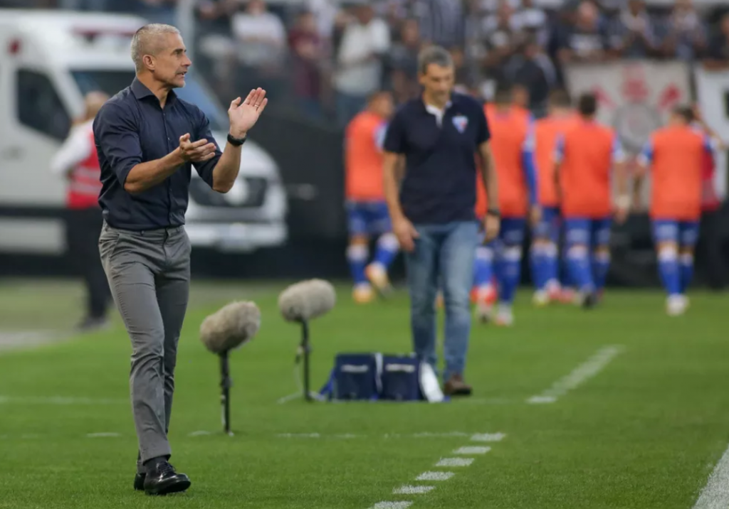 Após trocas bem-sucedidas, Sylvinho exalta versatilidade do elenco do Corinthians