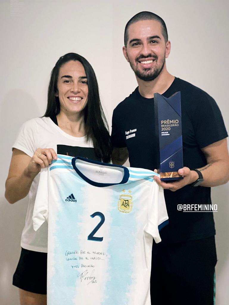 Tiago e AGUSTINA com o trofeu de melhor zagueira do brasileiro 2020