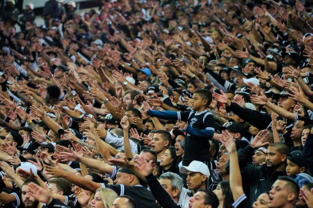 Organizada volta a pedir ‘cabeça’ de Sylvinho mesmo após vitória do Corinthians em clássico