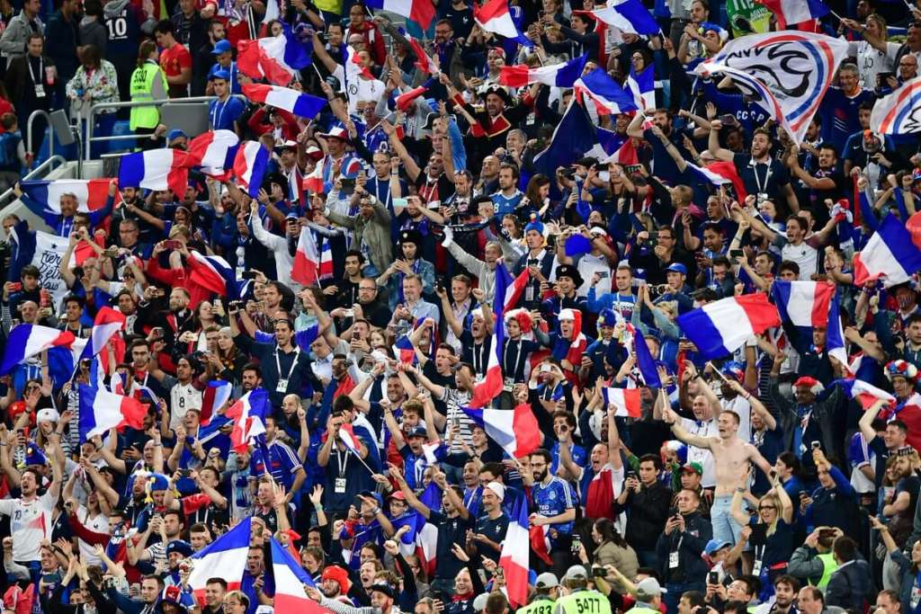 Fifa pune seleção campeã mundial por falta de máscara e baderna dos seus torcedores