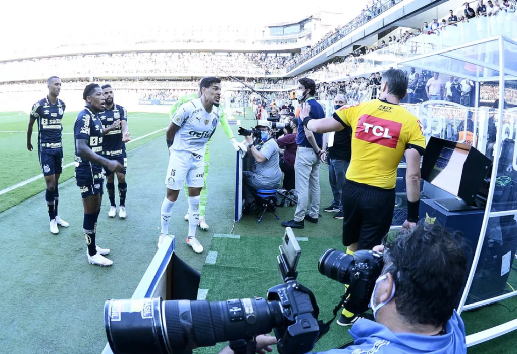 CBF divulga áudios do VAR do clássico entre Santos e Palmeiras no domingo; Claus explica toque de mão