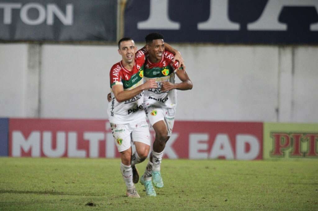 Brusque 2 x 0 Operário – Depois de recuperar pontos, Brusque soma mais três e sela permanência na Série B