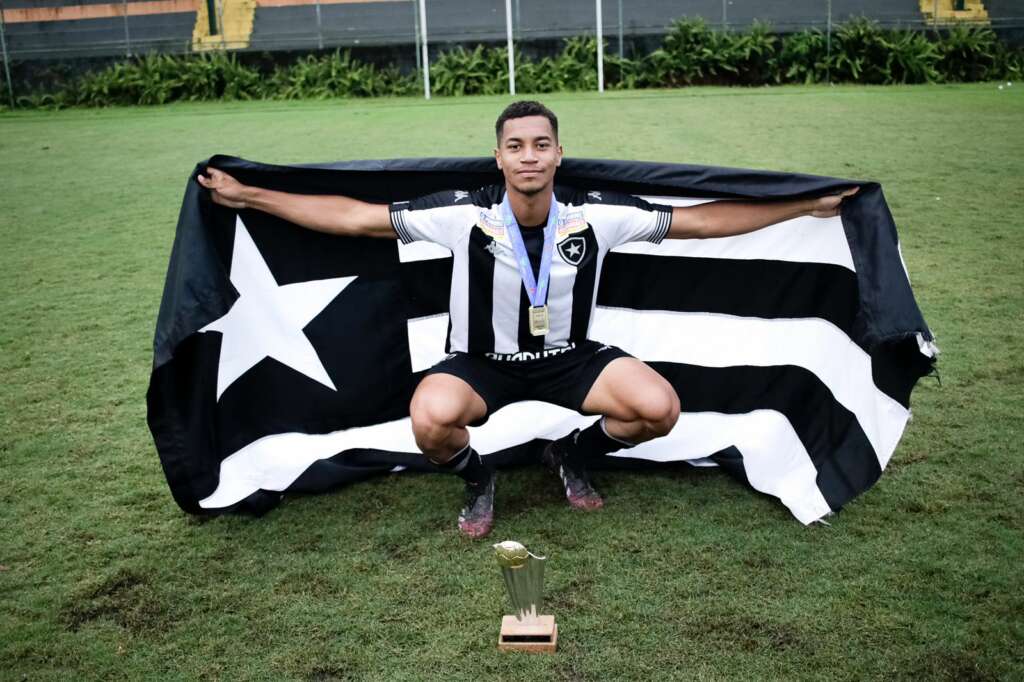 Carlos vibra com título do OPG com o Botafogo em temporada de superação individual