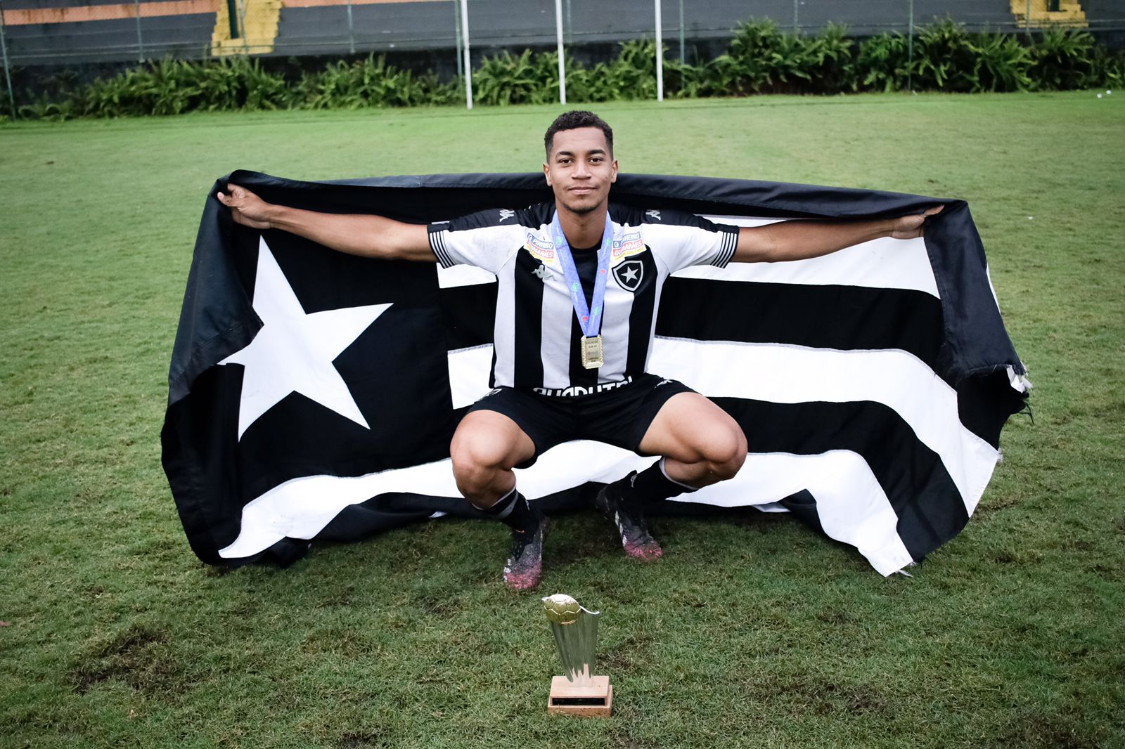 Carlos vibra com título do OPG com o Botafogo em temporada de superação individual