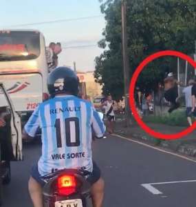 Torcedor da Ponte desce do ônibus e dá voadora em torcedor do Londrina em frente à ROTAM; VÍDEO AQUI!