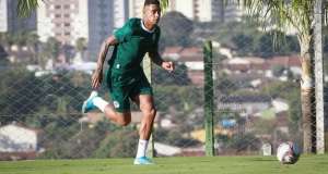 Série B: Após barrar, técnico do Goiás volta atrás e escala ex-Ponte e Alef Manga