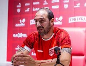 Ao cair na comemoração de gol, ex-técnico do Guarani sofre lesão igual a do Ronaldo e terá que operar