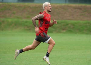 Meia do Flamengo comemora retorno depois de 14 jogos: 