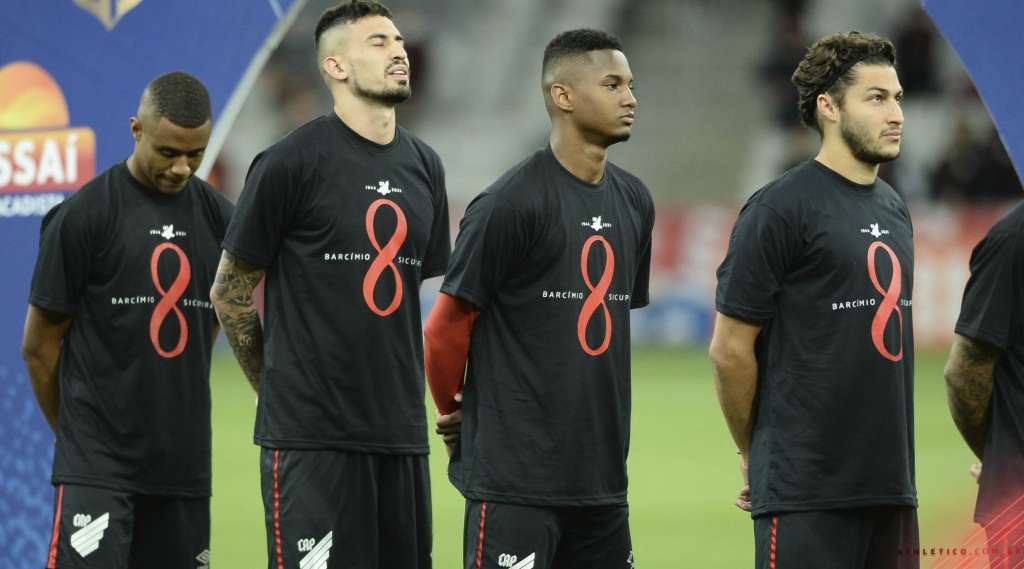 Athletico-PR homenageia ídolo com “minuto 8”, camisa e faixa de capitão; FOTOS!