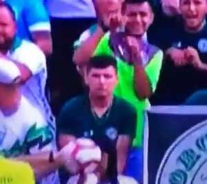 Série B: Jogador do Goiás erra o chute e bola pega em cheio o rosto de torcedora; VÍDEO AQUI!