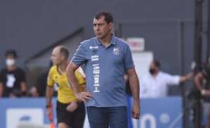 Carille aponta falhas do Santos e prevê briga contra rebaixamento até o fim