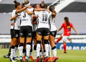 LIBERTADORES FEMININA: Corinthians supera calor e estreia com vitória
