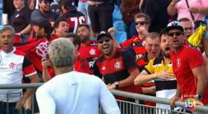 Torcedor com camisa de clube da Série B vibra com Gabigol na final da Libertadores