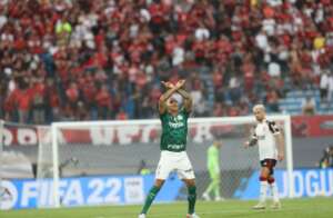 Herói do Palmeiras na Libertadores chora e faz gesto obsceno dentro de campo após gol; FOTOS
