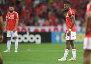 Após viver noite de heroi, Edenilson agradece os companheiros do Internacional