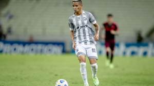 Atacante do Ceará é o quarto jogador que mais dribla no mundo