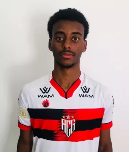 Após de sofrer duas paradas cardíacas, zagueiro do Atlético-GO deixa a UTI