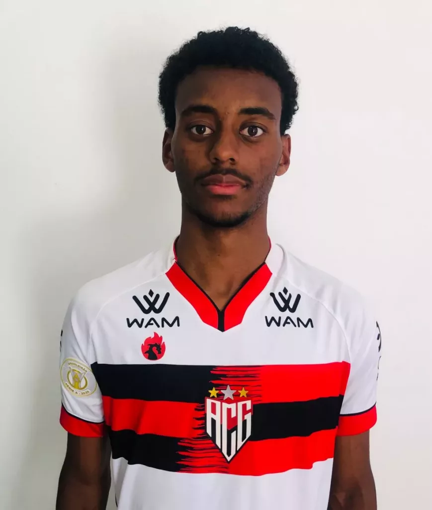 Após de sofrer duas paradas cardíacas, zagueiro do Atlético-GO deixa a UTI