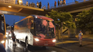 Torcida do Flamengo protesta antes do jogo e atira tinta no ônibus rubro-negro