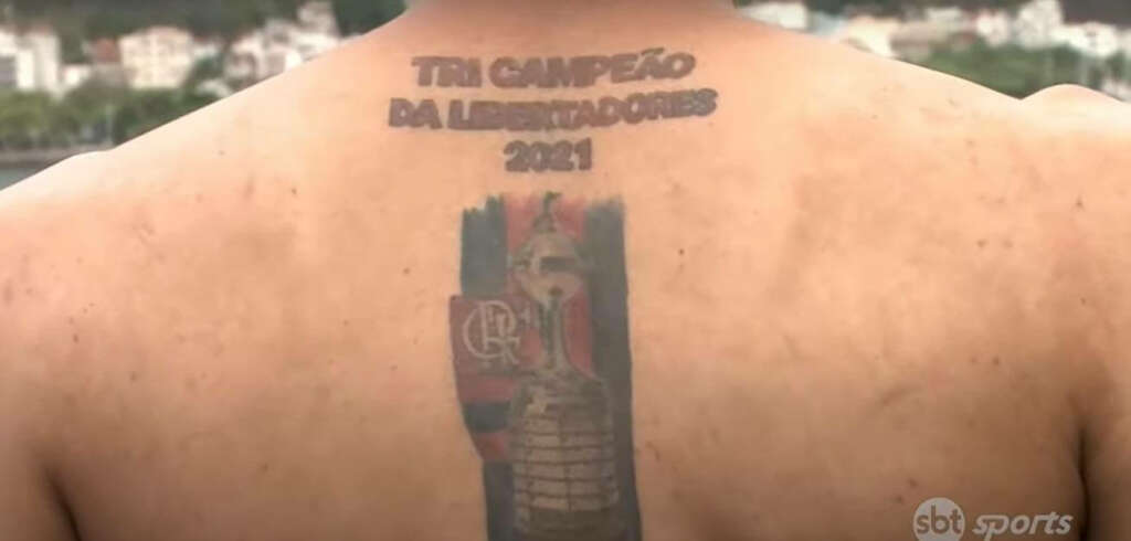 E, agora? Antes do vice, torcedor do Fla tatua nas costas: “Tri campeão da Libertadores 2021”