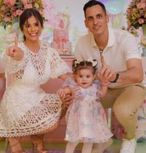 Após Botafogo levantar troféu, jogador empunha microfone e pede amada em casamento