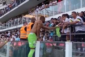 Jovem santista de 9 anos se desculpa por pedir camisa de Jailson contra Palmeiras