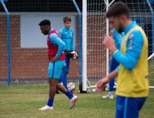 Série B: Volante desembarca de muletas e vira problema para o Avaí antes do 'jogo do acesso'