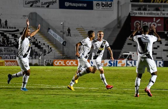 jogadores ponte preta comemoracao