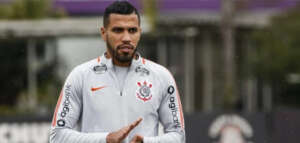 Ação de atacante de um gol faz Justiça varrer contas do Corinthians e achar míseros R$ 235