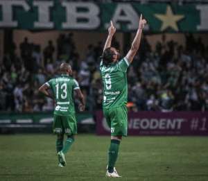 Série B: Léo Gamalho encosta na artilharia e comemora nova vitória: 