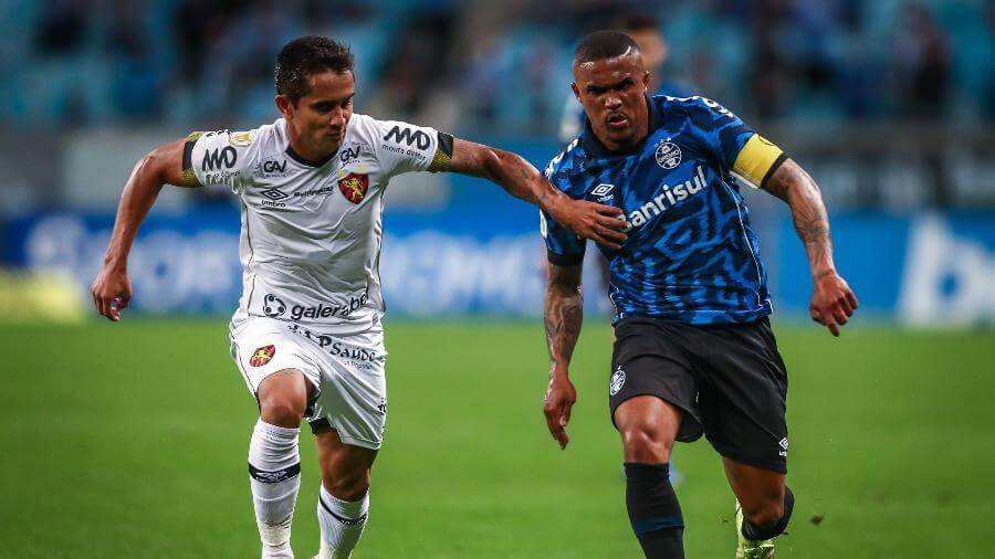 Douglas Costa manda indiretas a Felipão: “Jogar por uma bola prejudica”